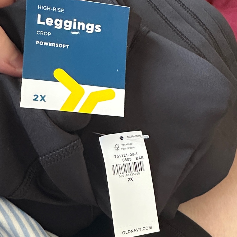 Old Navy Black High-Waisted Capri Leggings with Side Pocket - Picture 8 of 9
